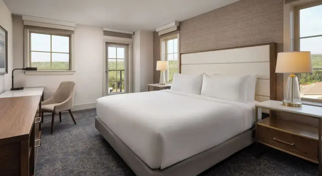 Двухместный люкс Premium с балконом Pomeroy Hotel Fort McMurray