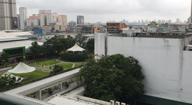 Апартаменты MANDALUYONG 2 Br w 2 Queen, 50HDtv across Shangrila Mall