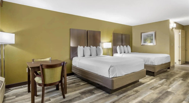 Четырёхместный номер Standard с балконом Best Western Plaza Inn