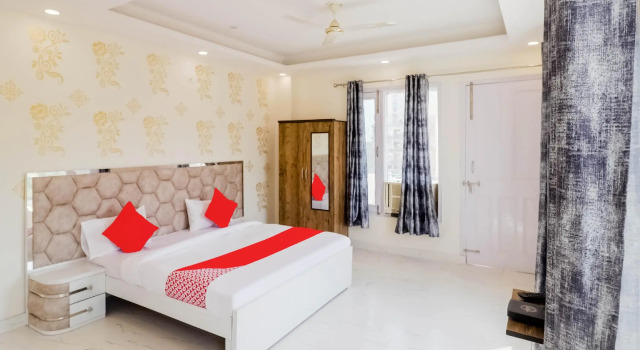 Люкс Classic OYO 79109 Hotel Bliss