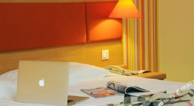 Home Inn (Dangyang Huancheng East Road Sport Center)