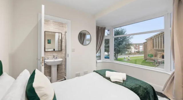 Large 5 Bedroom-free Parking-great Transport Links