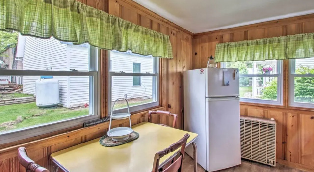 Коттедж c 1 комнатой с балконом Beachfront Sebago Cottage w/ Deck + Grill!