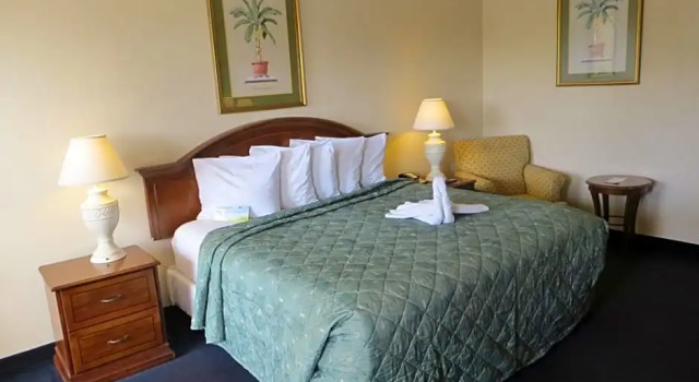 Двухместный студия-люкс Days Inn by Wyndham Orlando Airport Florida Mall
