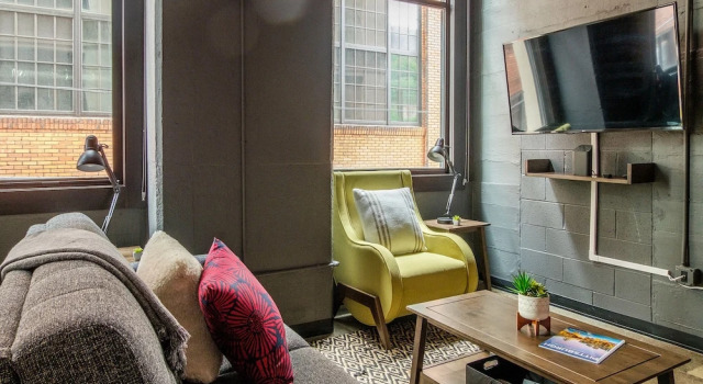 Strip District Apts with Wifi by Frontdesk, Забронировать Апартаменты/квартира Апартаменты Питтсбурга, рядом с Центр афроамериканской культуры им. Огеста Вилсона, Апартаменты/квартира