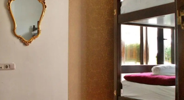 Кровать в общем номере с балконом Oasis Backpackers Hostel Granada