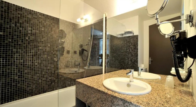 Трёхместный номер Standard Brit Hotel Confort Villefranche-de-Rouergue