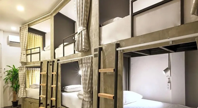 Кровать в общем номере Red Door Samsen Hotel, Bangkok