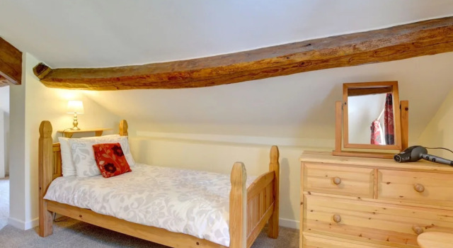 Pretty Holiday Home With Sunny Garden and a Comfortable Four-poster bed