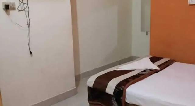 OYO 70117 Shivanand Hotel