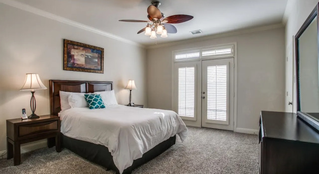 Номер Standard Beautifully furnished TownHome at shops