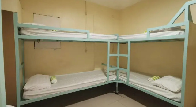 Кровать в общем номере Resorts Side Hostel near Shangrila