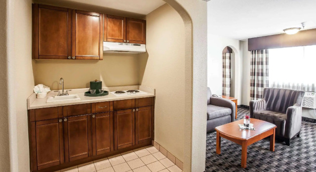 Люкс c 1 комнатой Clarion Inn Renton-Seattle