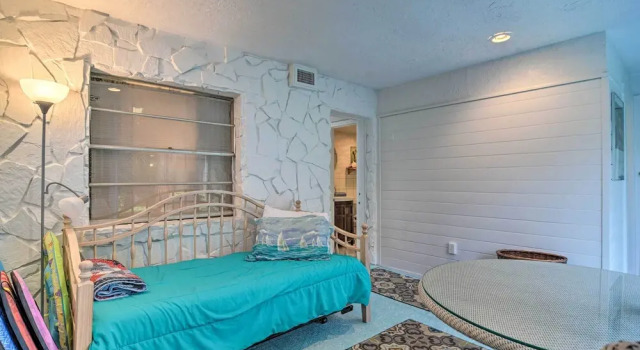 Breezy & Beachy Belleair Condo: 12 Steps to Shore!, Rezerwuj Apartament Belleair Shore Pinellas County