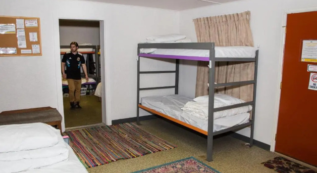 Vuode makuusalissa (miesten makuusali) RAD Hostel