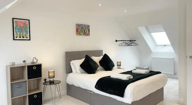 Air Host and Stay - Brand new 3 bedroom house sleeps 7 minutes from LFC and city centre ref27