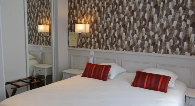 Номер Superior Logis Hôtel Restaurant LE MONARQUE 30 Parking Vélos Sécurisé