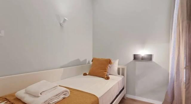Designer 4 Bed Apt W Balcony Near Plaça Catalunya, Забронировать Отель Сантс-Монжуик , рядом с Парк скульптур