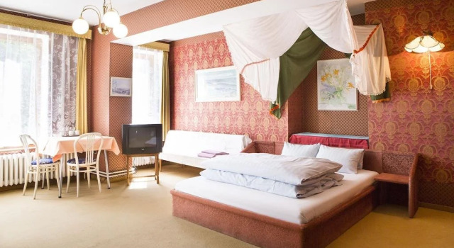 Hotel Sedmikráska, Book Hotel Tehovec 