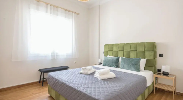 Stylish 2 Bd Urban Retreat Near Panormou