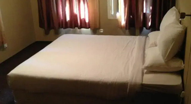 The House Guest House, Забронировать Гостевой дом Отели Варны с парковкой, рядом с Комплекс Приморский, Парковка