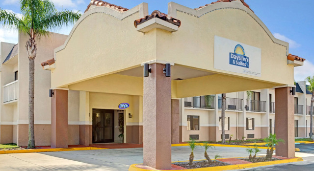 Days Inn & Suites by Wyndham Tampa/Fairground/Casino Area