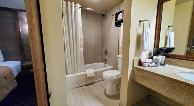 Номер Standard AmericInn by Wyndham Watertown