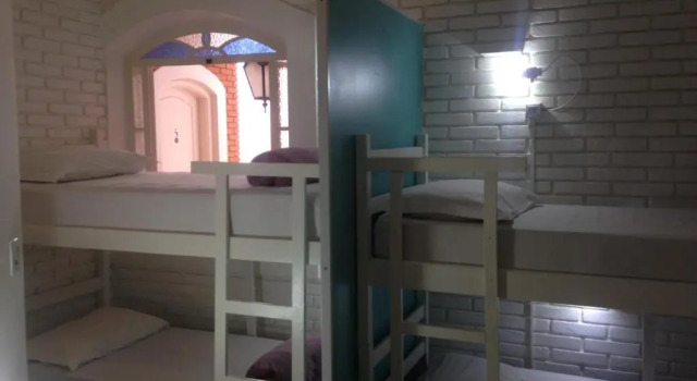 Кровать в общем номере Black Hostel