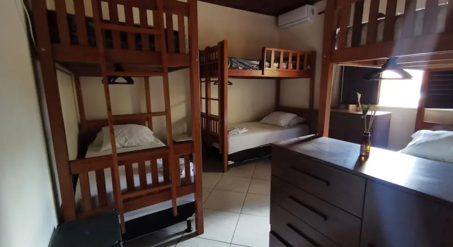 Кровать в общем номере Sos Hostel