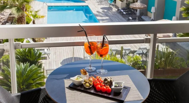 Pool View Junior Suite With Terrace, Забронировать Апартаменты/квартира Отели Канн с бассейном, рядом с Eglise Reformee de France, Бассейн