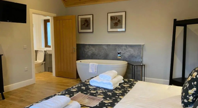 Osprey Lodge 8 with Hot Tub, Book Hotel Minnigaff Scotland