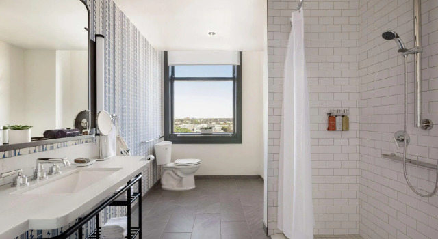 Двухместный люкс клубный Main Line The Central Station Memphis, Curio Collection By Hilton