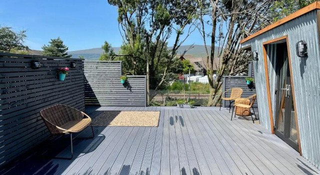 Stylish, Central Studio with Kitchen & Large Deck