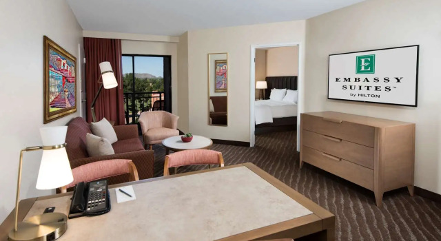 Двухместный люкс с 2 комнатами с видом на горы Embassy Suites by Hilton Phoenix Scottsdale