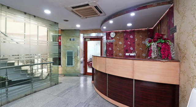 OYO 16893 Hotel Parth Paradise, Забронировать Отель Отели Газиабад с парковкой, Парковка