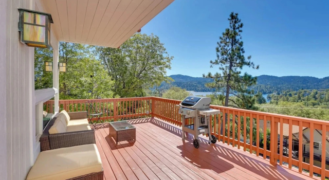Коттедж Lake Arrowhead Home w/ 3 Decks & Stunning Views