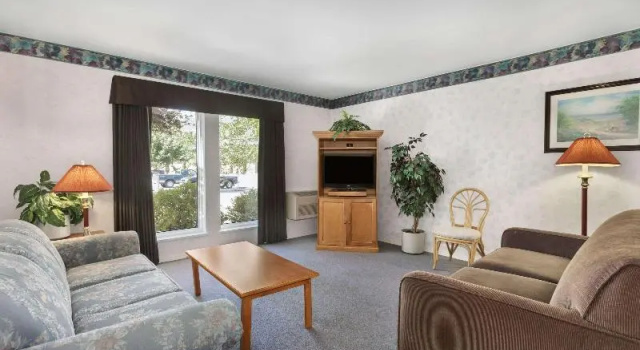 Номер Standard Super 8 by Wyndham West Kelowna BC