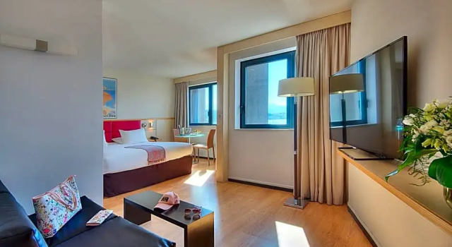 Номер Privilege с видом на гавань Mercure Ajaccio