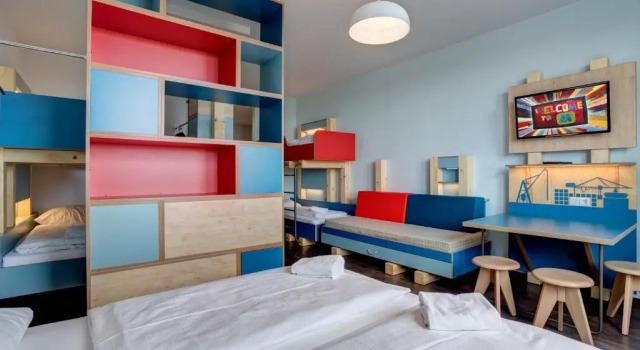 Кровать в общем номере MEININGER Hotel Hamburg City Center