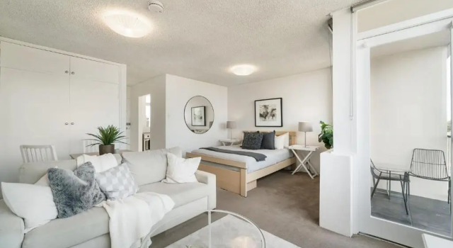 Апартаменты Bright And Sunny Studio Apartment
