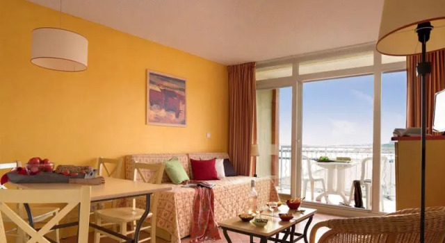 Апартаменты с 2 комнатами с балконом и с видом на море SOWELL RESIDENCES Les Sablons