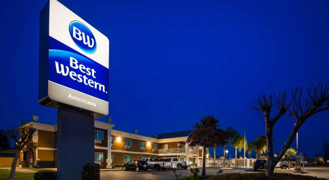 Кровать в общем номере Best Western Americana