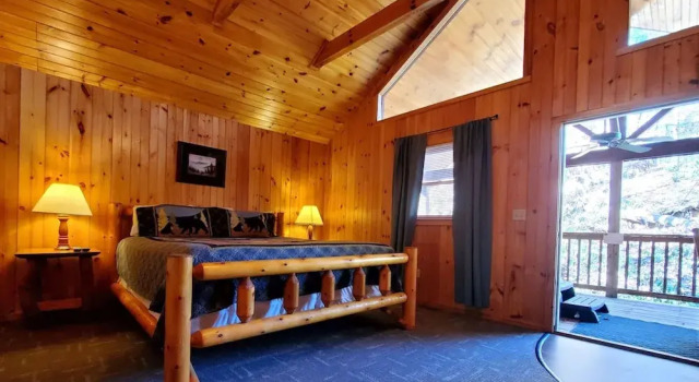 Urban Escape - 1BR King Cabin, Забронировать Дом для отпуска Коттеджи Гатлинберг, Коттедж