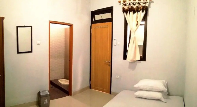 Adikarta Guesthouse Janti, Book Pension Hoteller i Banguntapan med parkering, Parkering