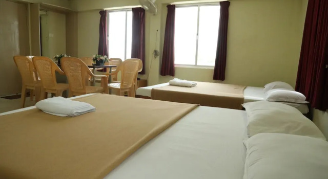 Кровать в общем номере Ganesh Beach Resort