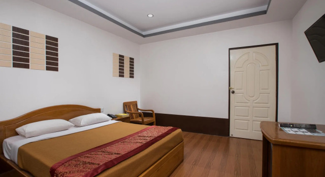 Трёхместный номер Standard M.G.M Hotel