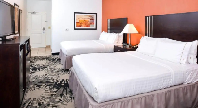 Четырёхместный номер Standard Holiday Inn Express & Suites Greenfield by IHG