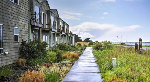 Апартаменты Waterfront Oregon Abode w/ Balcony & Ocean Views!