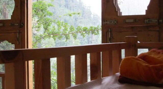Кровать в общем номере MOZO Inn&Cafe Jibhi