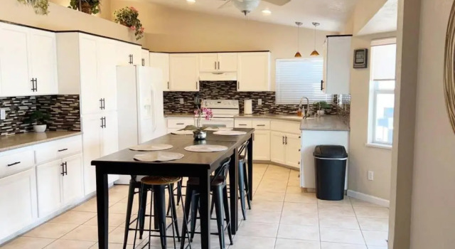 Коттедж Spacious Getaway! Pool, Spa, Sleeps 9